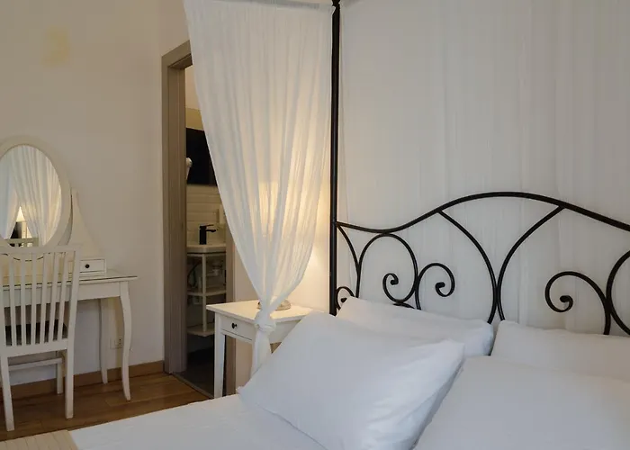 Elegance Bed & Breakfast 3*